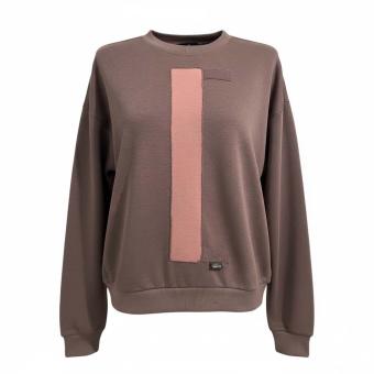 Vooraanzicht van de handbewerkte mauve sweater met een unieke, grafische oud roze applicatie van CLAU-D.