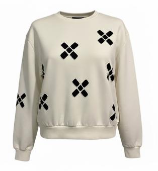 Vooraanzicht van de exclusieve 'Cross the Line' sweater van CLAU-D, een one-of-a-kind ontwerp met zwarte grafische kruisjes.
