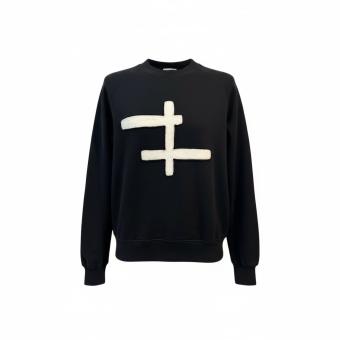 Vooraanzicht van de zwarte dames sweater van CLAU-D met een opvallende, handbewerkte grafische applicatie van wit imitatiebon