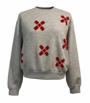 Vooraanzicht van de handbewerkte grijze dames sweater 'Red Cross Lines' van CLAU-D, rijkelijk versierd met opvallende rode kr