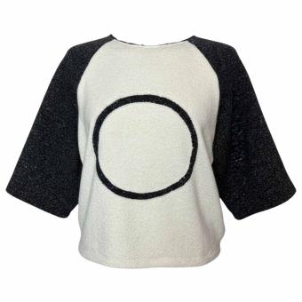 Exclusieve handgemaakte dames trui (ecru en antracietgrijs) van zijde en wol, met wijde kimono mouwen en een grafische cirkel