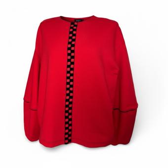Vooraanzicht van de handgemaakte rode dames trui 'Red Block' van CLAU-D, met een opvallende zwart-rode geblokte bies en een m