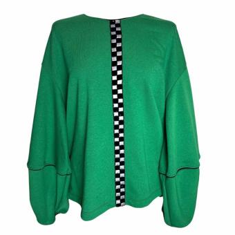 Vooraanzicht van de handgemaakte groene dames sweater 'Green Block' van CLAU-D, met een opvallende zwart-witte band en volumi