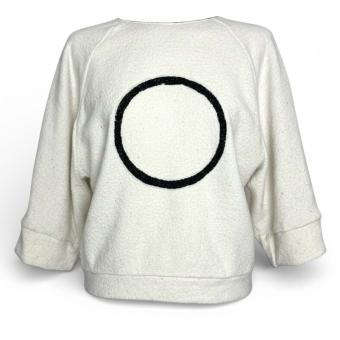 Handgemaakte ecru oversized dames trui van zijde en wol, voorzien van een grafische antracietgrijze cirkel op de borst. Ontwo