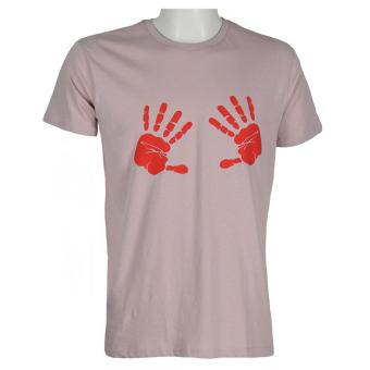 roze t shirt met handen