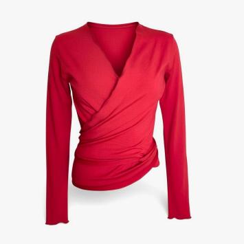 Prachtig dieprood handgemaakt wikkelvest voor dames met een verfijnd silhouet, ontworpen door Claudia Träumer van Atelier CLA