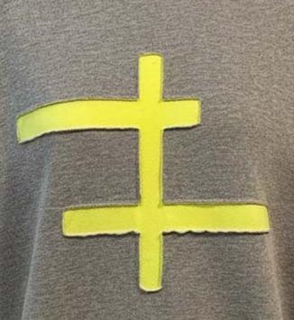 Detailopname van de unieke cut-out applicatie op de 'Neon Cross' sweater van CLAU-D.