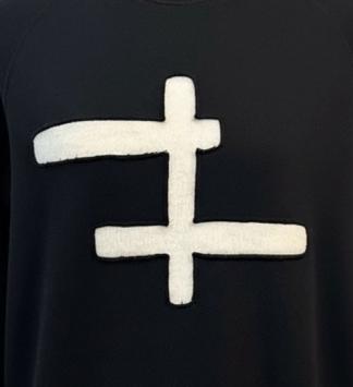 Close-up van de tactiele 3D-applicatie van imitatiebont op de 'White Fur Cross' sweater, ontworpen door Claudia Träumer.