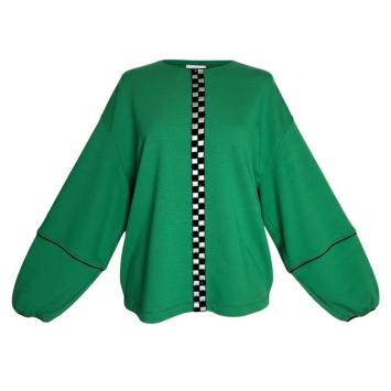 Detailaanzicht van de handgemaakte groene dames trui met een comfortabele fit en stoere grafische details, ontworpen door Cla