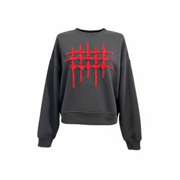 Vooraanzicht van de antracietkleurige dames sweater van CLAU-D, voorzien van een opvallend rastermotief in rood gescheurd den