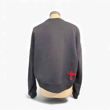 chteraanzicht van de sweater met een subtiel handgestikt rood denim detail bij de zoom.