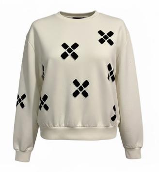 Vooraanzicht van de exclusieve 'Cross the Line' sweater van CLAU-D, een one-of-a-kind ontwerp met zwarte grafische kruisjes.