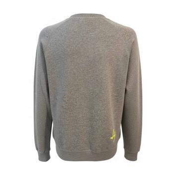 Achteraanzicht van de grijze sweater met raglanmouwen, ontworpen door Claudia Träumer.