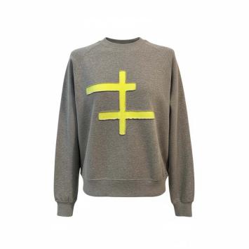 Vooraanzicht van de grijze melange dames sweater van CLAU-D met een opvallende, handbewerkte neongele grafische kruis-applica