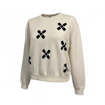 Zijaanzicht van de oversized sweater met dropped shoulder, ontworpen door Claudia Träumer.