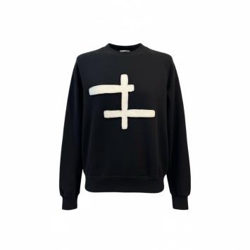 Vooraanzicht van de zwarte dames sweater van CLAU-D met een opvallende, handbewerkte grafische applicatie van wit imitatiebon