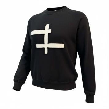 Zijkant van de zwarte dames sweater van CLAU-D met een opvallende, handbewerkte witte grafische kruis applicatie