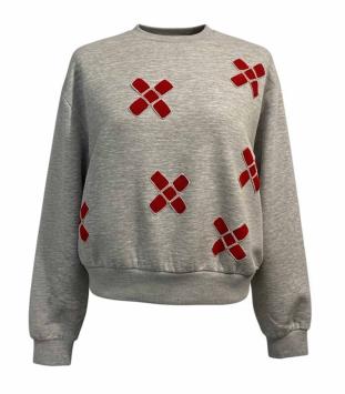 Vooraanzicht van de handbewerkte grijze dames sweater 'Red Cross Lines' van CLAU-D, rijkelijk versierd met opvallende rode kr