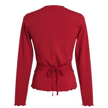 Achteraanzicht van het bordeauxrode wikkelvest van Atelier CLAU-D, met een elegante knoopsluiting op de rug en verfijnde lock