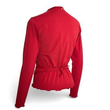 Achteraanzicht van het handgemaakte dieprode dames wikkelvest van Atelier CLAU-D, met de elegante knoopsluiting op de rug en