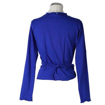 Achteraanzicht van het handgemaakte koningsblauwe dames wikkelvest van Atelier CLAU-D, met de elegante knoopsluiting op de ru