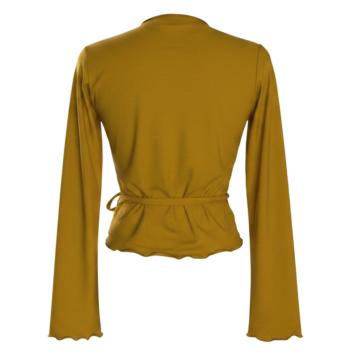 Achteraanzicht van het okergele wikkelvest van Atelier CLAU-D, prachtig getailleerd met een soepel ceintuur op de rug.