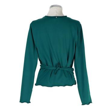 Achteraanzicht van het handgemaakte zachtgroene dames wikkelvest van Atelier CLAU-D, met een elegante knoopsluiting op de rug