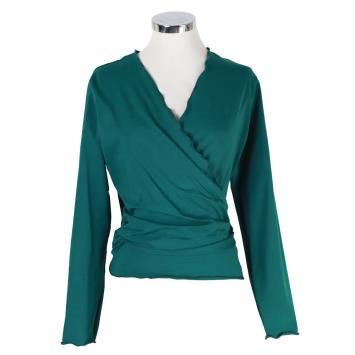 legant handgemaakt zachtgroen wikkelvest voor dames, ontworpen door Atelier CLAU-D, afgewerkt met een verfijnd lockrandje.