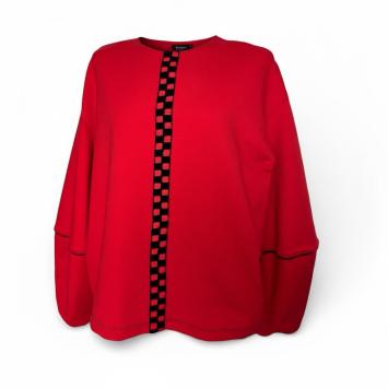 Vooraanzicht van de handgemaakte rode dames trui 'Red Block' van CLAU-D, met een opvallende zwart-rode geblokte bies en een m