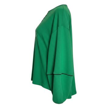 Zijaanzicht van de groene sweater 'Green Block', met focus op de wijde ballonmouwen en de elegante zwarte piping langs de nad
