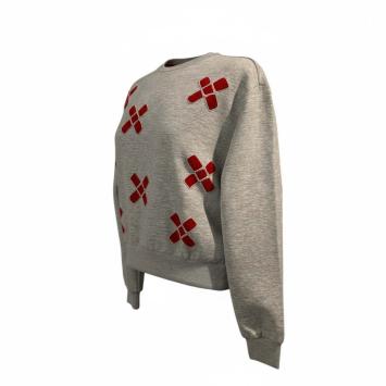 Zijaanzicht van de grijze cropped sweater ontworpen door Claudia Träumer, met focus op de elegante ingezette mouw en gestruct